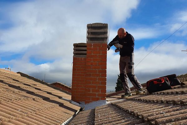 Colocación de mallas antinido y salidas de humo - Deshollinador en Estella